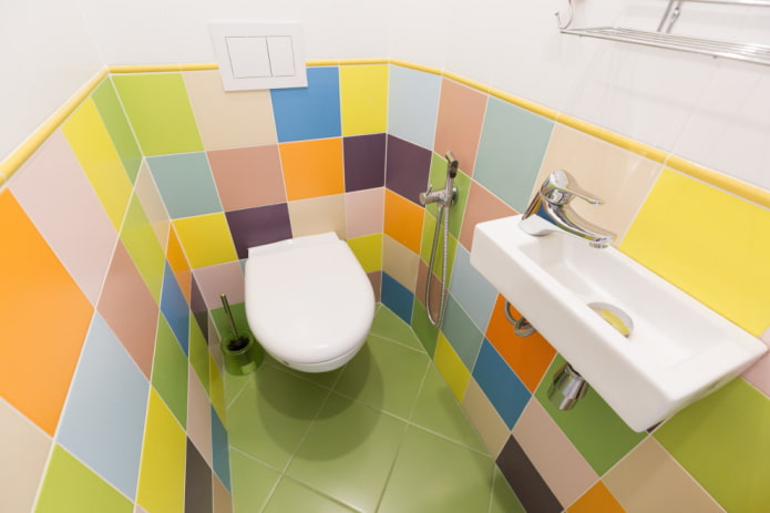 instalații sanitare în interiorul toaletei din apartamentul Hrușciov