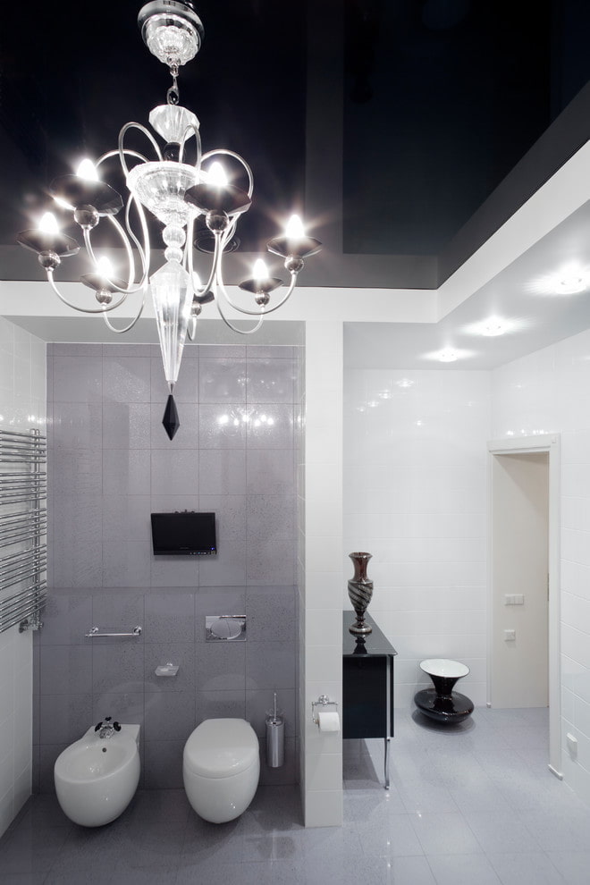 plafond suspendu avec lustre dans la salle de bain