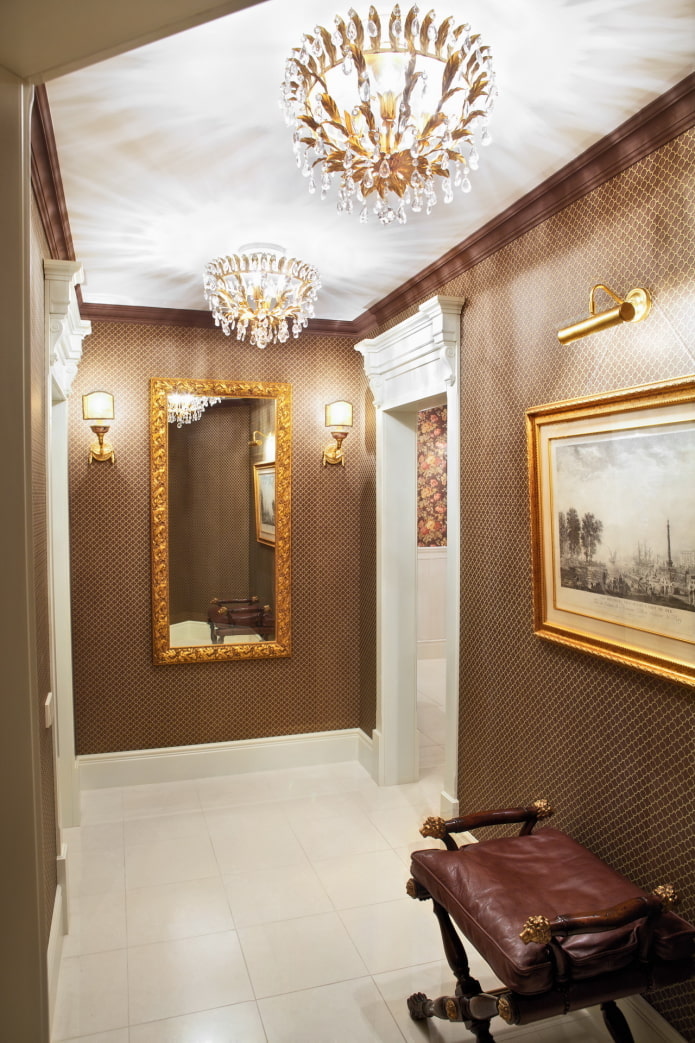 podwieszany sufit z żyrandolem na korytarzu