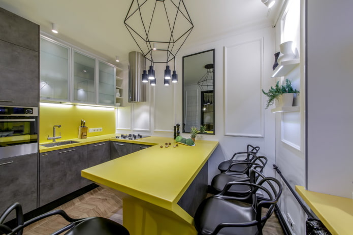 lysekrone i det indre av kjøkkenet i en moderne stil