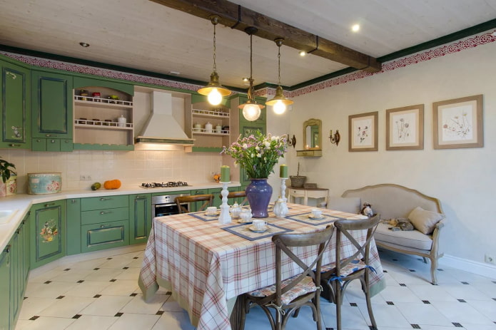 lampadario all'interno di una cucina in stile provenzale