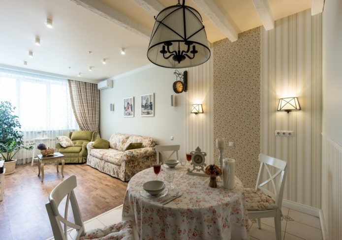 lustre à l'intérieur du salon de style provençal