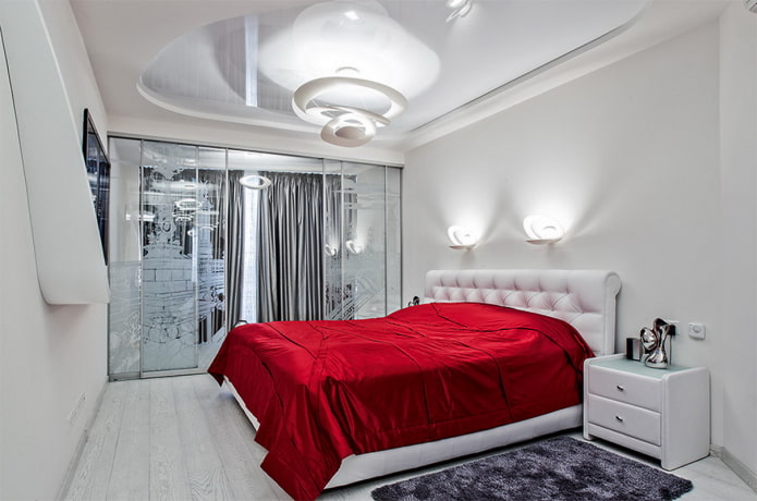 lysekrone i moderne stil i loftet i soveværelset