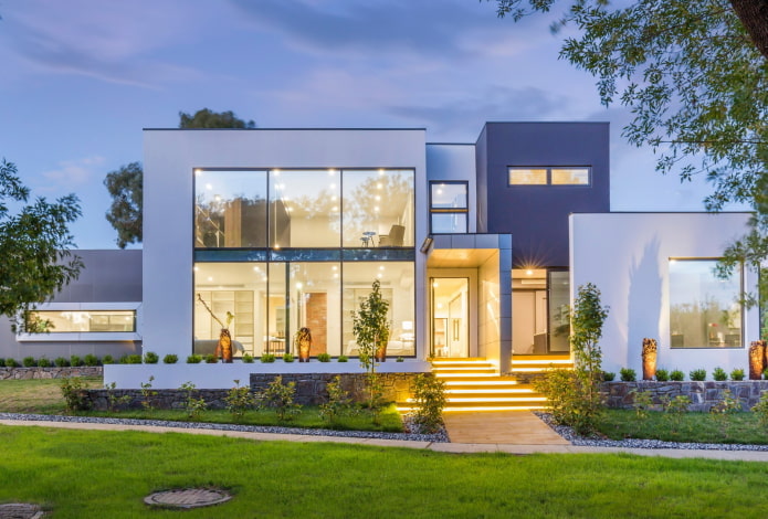 hi-tech stila māja ar panorāmas logiem