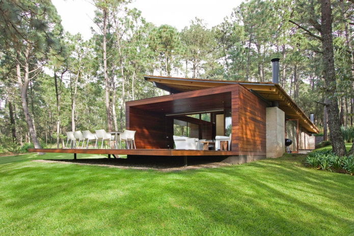 maison de style high-tech dans la forêt