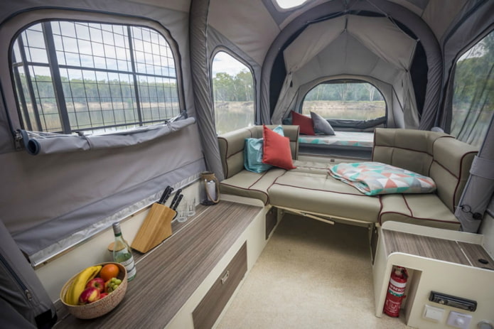 dormeur dans un camping-car