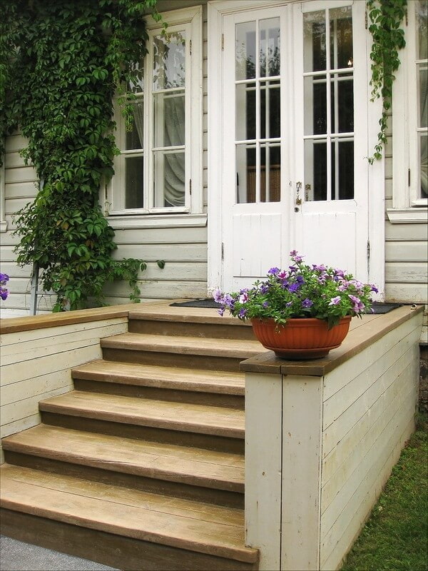 dům s dřevěnou verandou