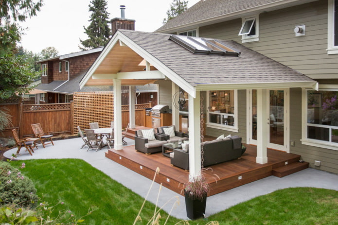 hus med en veranda med en tak