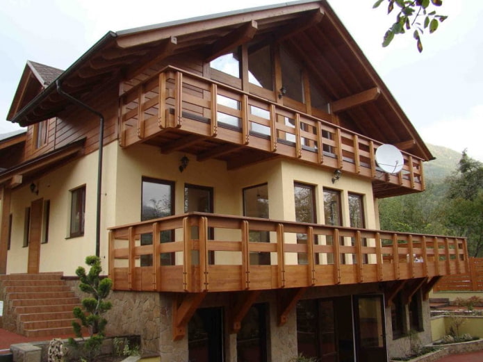 projekt domu s dreveným balkónom