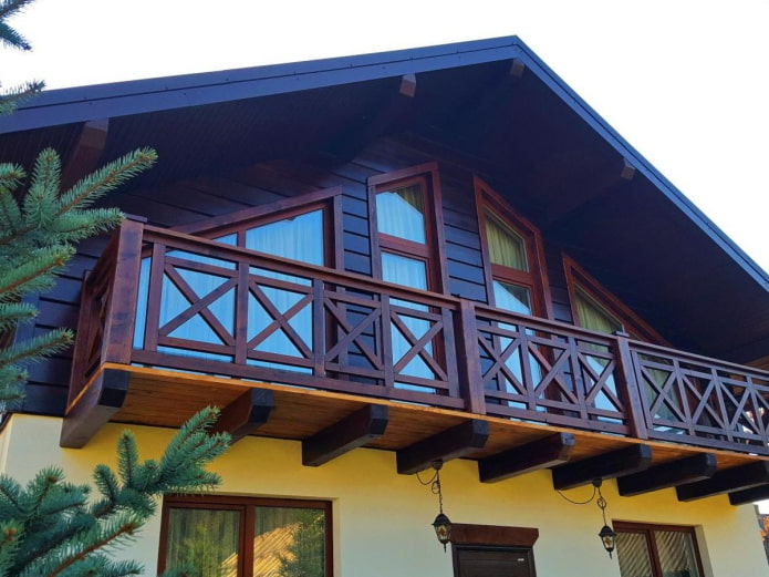 mājas projekts ar koka balkonu