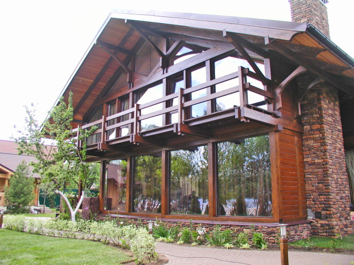 projekt kuće s drvenim balkonom