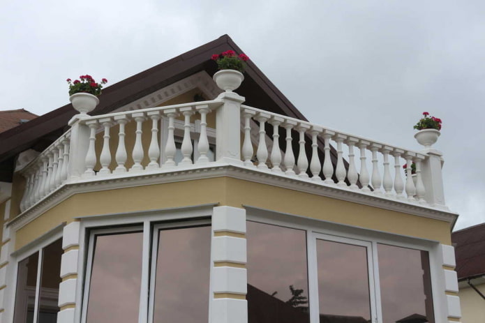 projecte d'una casa amb balcó de formigó