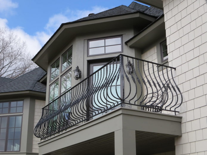 proyecto de casa con balcón de metal