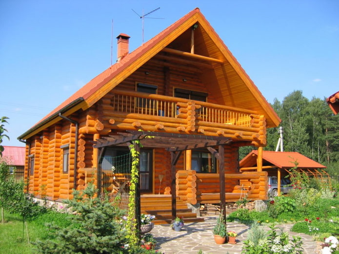 projekt dřevěného domu s balkonem