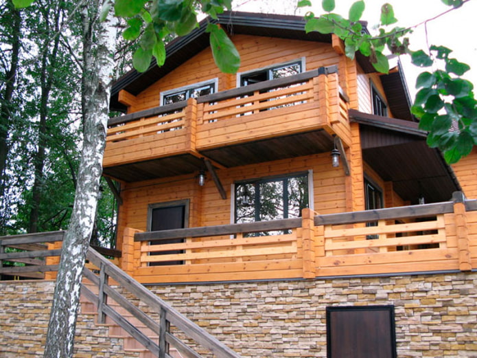 koka mājas projekts ar balkonu