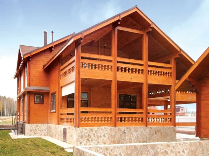 proiect de casă din lemn cu balcon