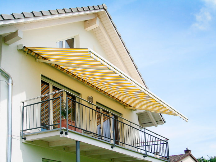 Balcón con dosel en el proyecto de una casa privada