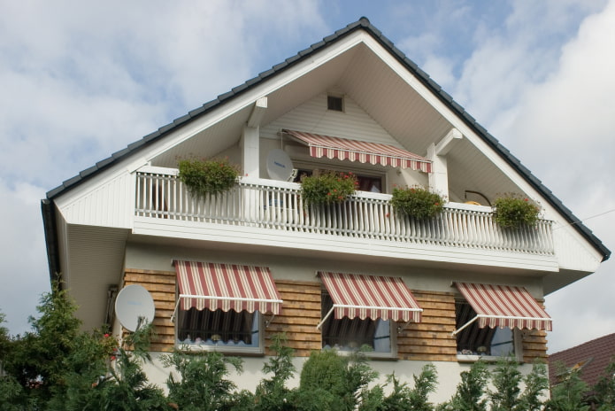 balcon avec auvent dans le projet d'une maison privée