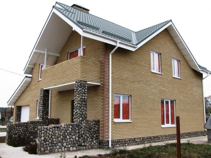 projekt av ett hus med en tegelbalkong