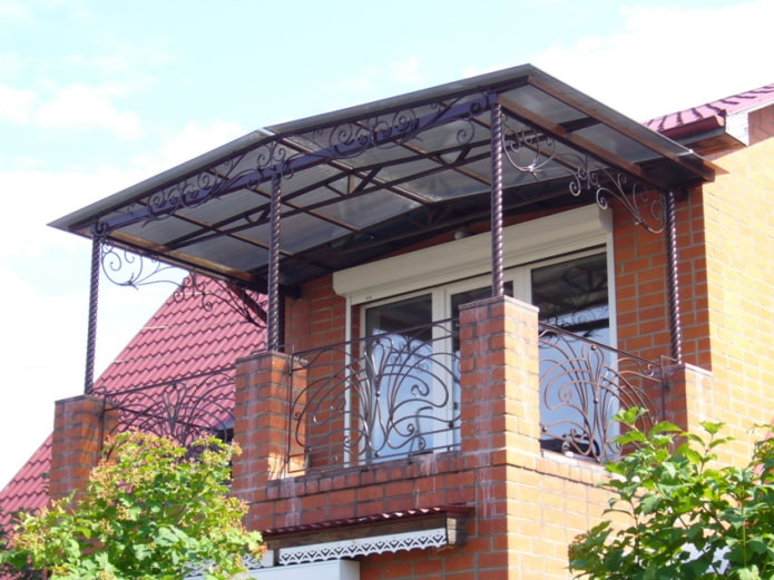 Balcón con dosel en el proyecto de una casa privada