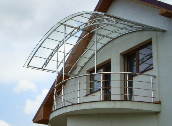 balkón s prístreškom v projekte súkromného domu