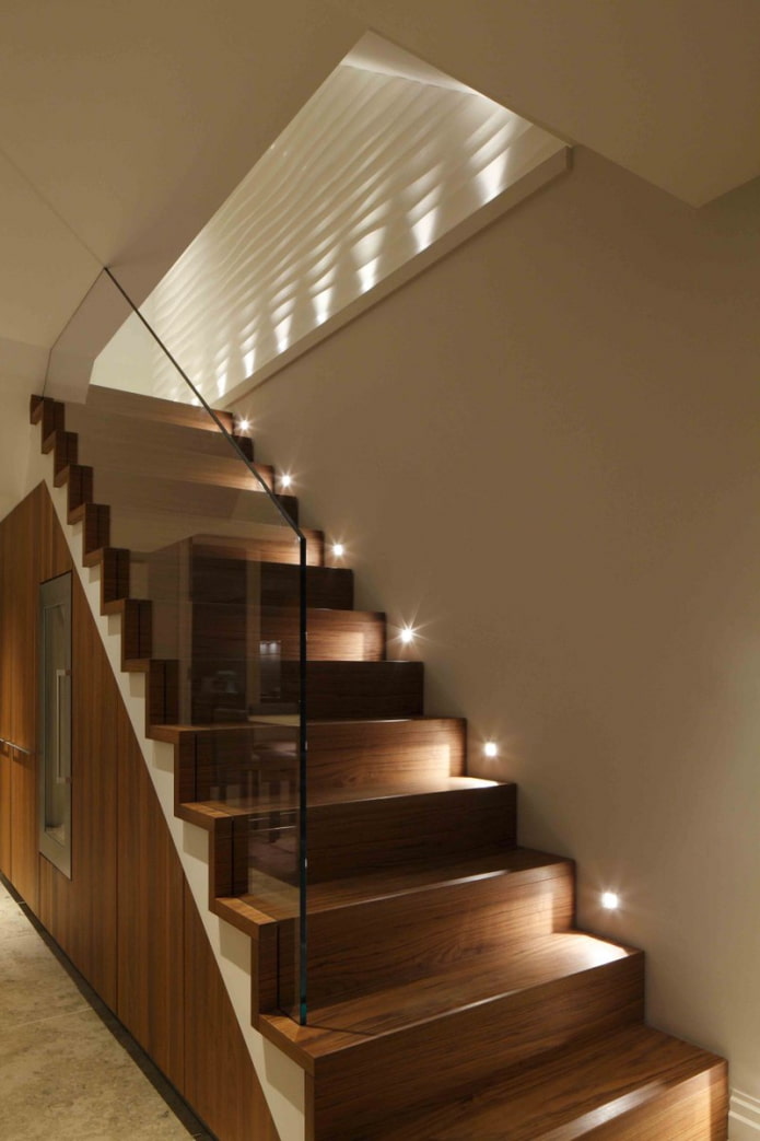 evde spot ışıkları ile merdiven