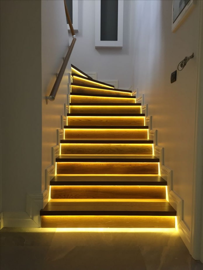 tangga dengan langkah-langkah di dalam rumah