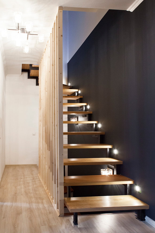 cầu thang có đèn chiếu sáng trong nhà