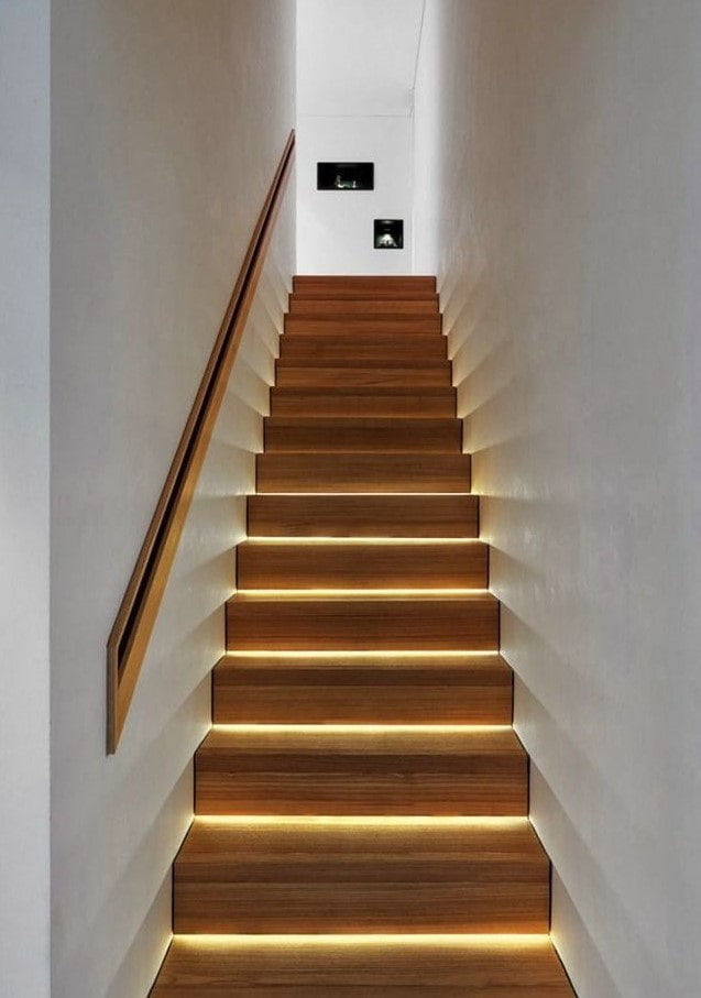 Cầu thang có đèn LED chiếu sáng trong nhà