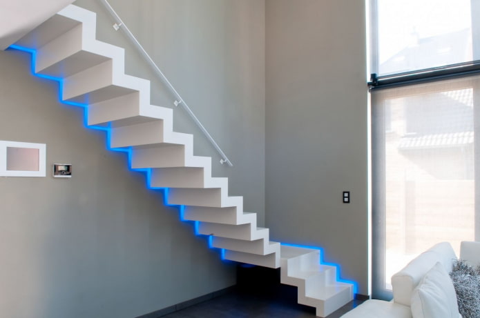 escada com iluminação LED em casa