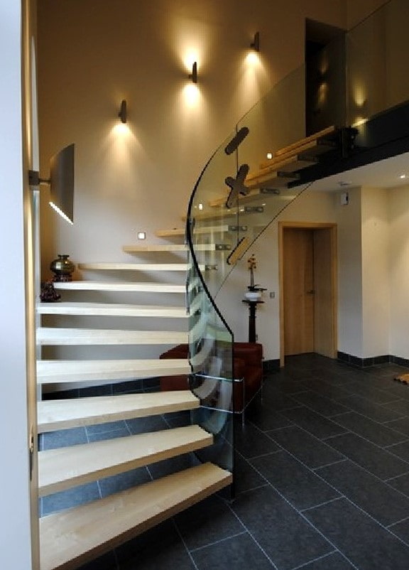 trapp med vegglister i det indre av huset