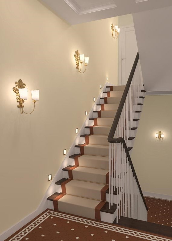 trappe med vægbelysninger i det indre af huset