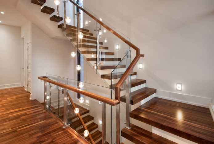 escalera con iluminación combinada en la casa