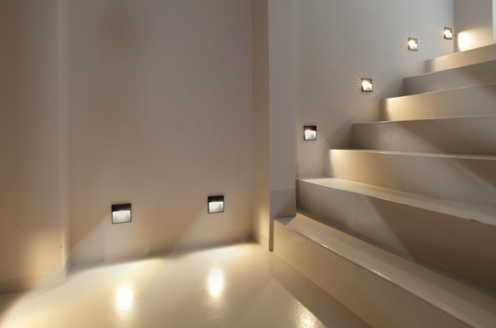 גרם מדרגות עם אורות קיר בבית