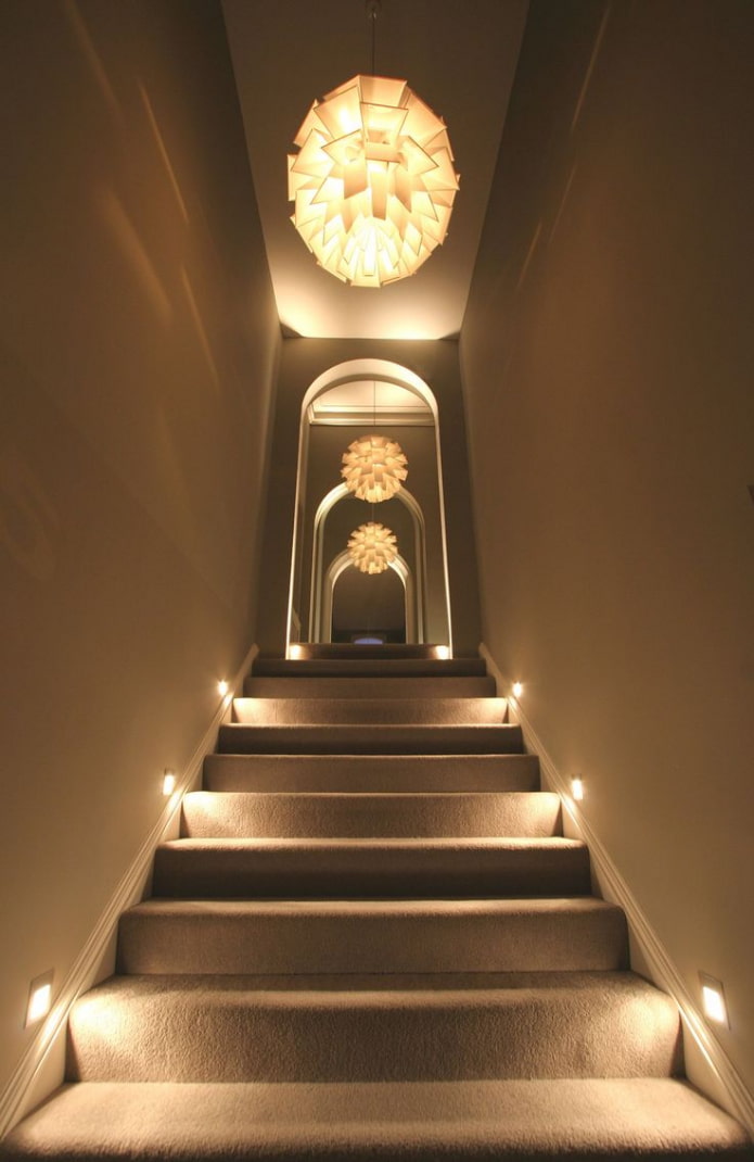 cầu thang với ánh sáng kết hợp trong nhà