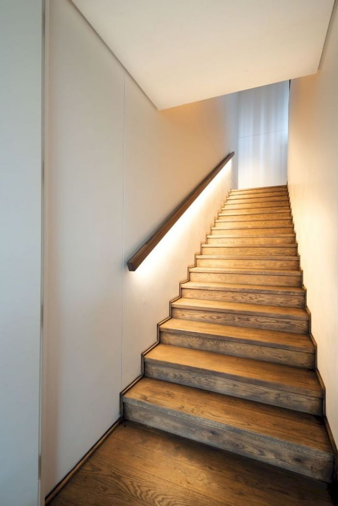 escalier avec rampe lumineuse dans la maison