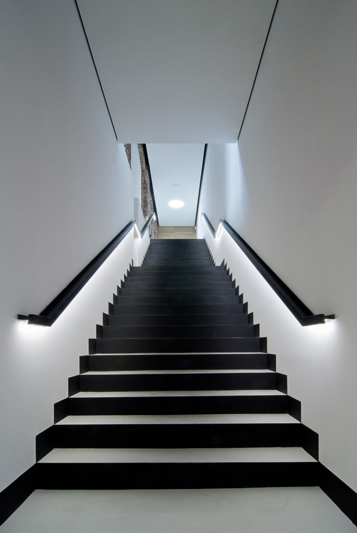 escalier avec rampe lumineuse dans la maison