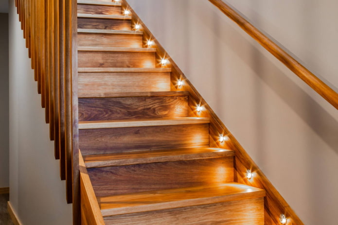 osvětlené dřevěné schodiště v interiéru domu