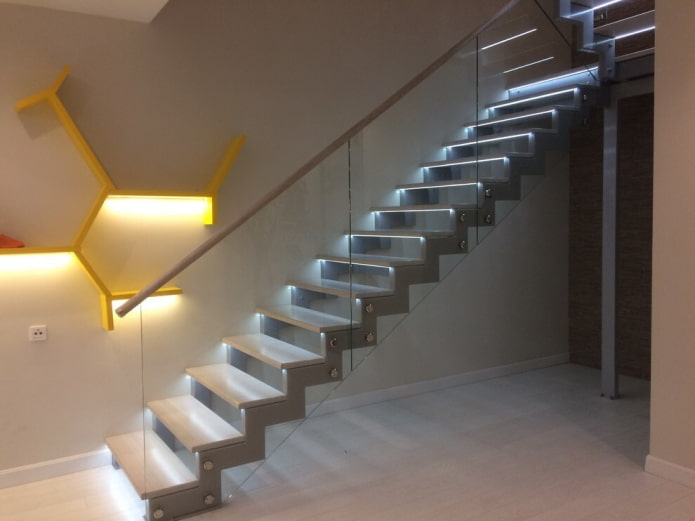 podświetlane metalowe schody we wnętrzu domu