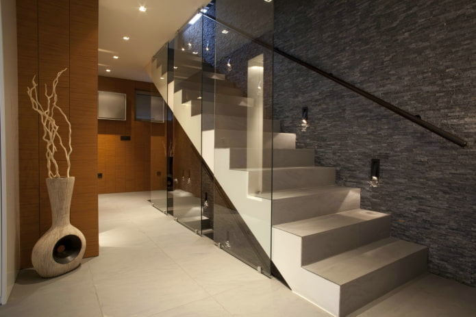 осветена бетонна стълба във вътрешността на къщата