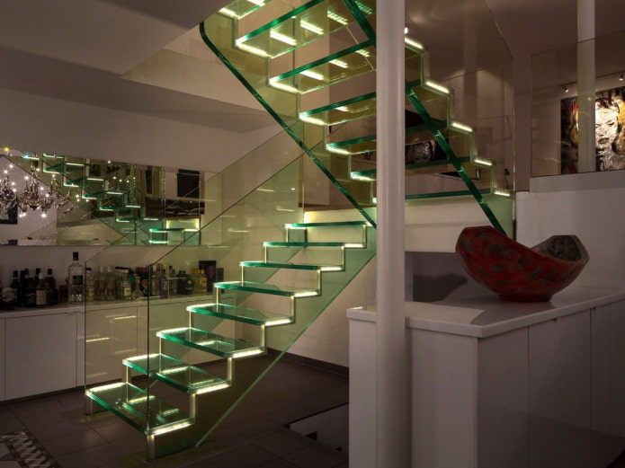 escada transparente com iluminação no interior da casa
