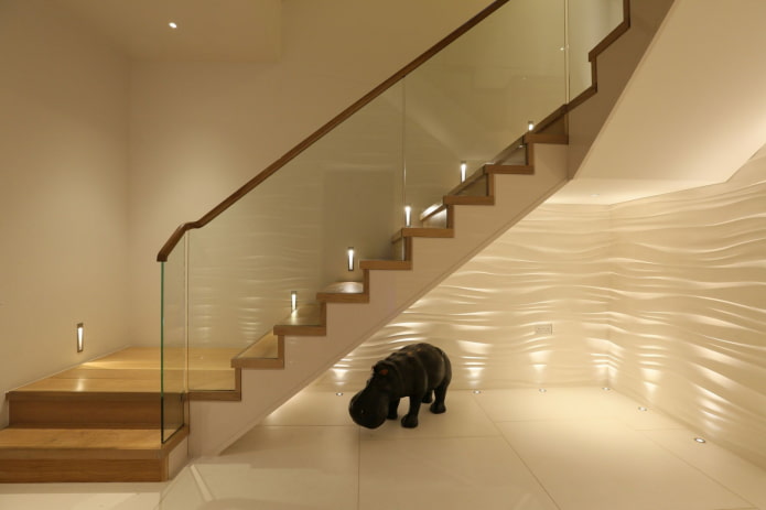 trappe med automatisk belysning i huset