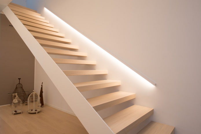 escalier avec éclairage sans fil dans la maison