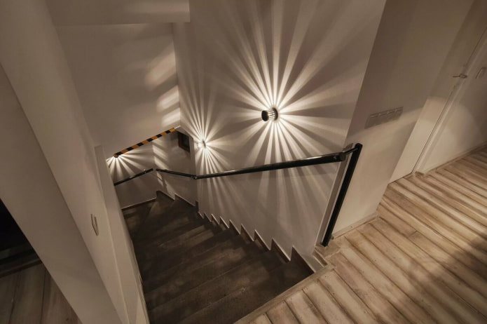 schodisko s káblovým osvetlením v dome