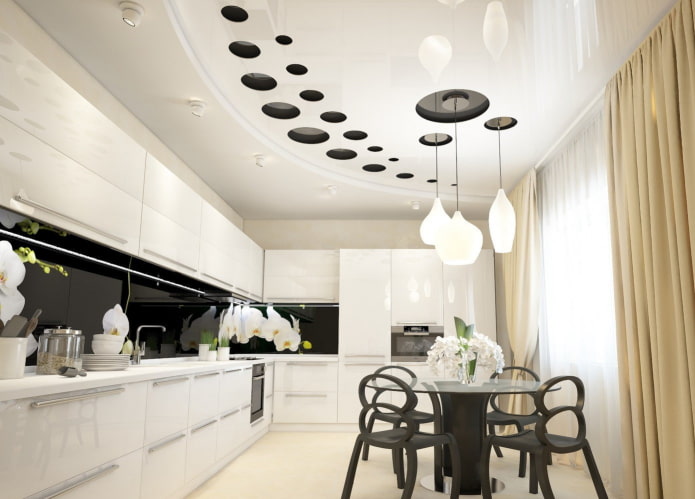 plafond suspendu avec lustre à l'intérieur de la cuisine