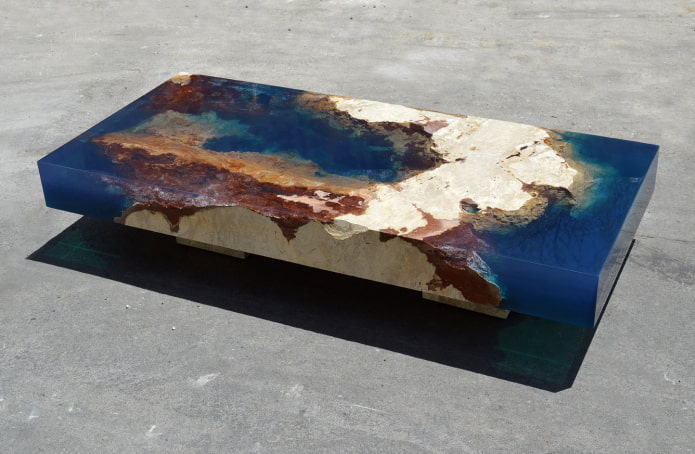 Tavolo in pietra con resina epossidica