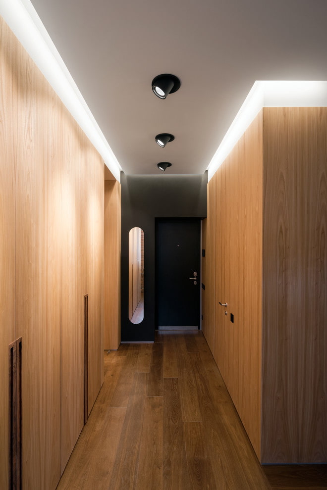 belysning i det indre af en lang korridor