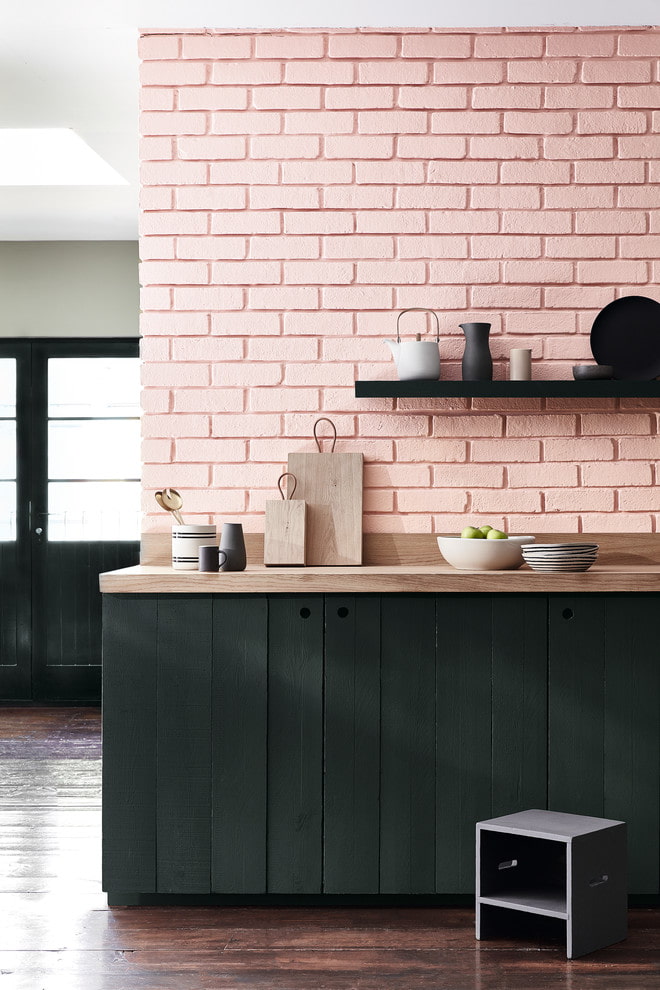 jeu de couleurs d'une brique dans un intérieur de cuisine