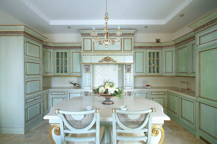 светла кухня в класически стил