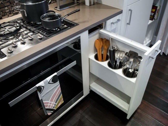 bucătărie cu un design convenabil pentru depozitarea aparatelor